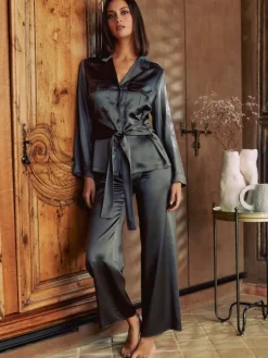 Lounge-Wear|Seidenpyjama^Marjolaine 100% Seide Pyjama SOIE FANTAISIE aus Satin von nebelgrau oder schiefergrau
