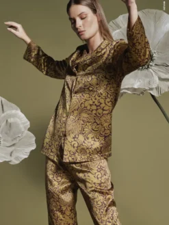 Lounge-Wear|Seidenpyjama^Luna di Seta 100% Seide Schlafanzug GOLDEN DECO von gold-grün mit schwarz-rotem Muster