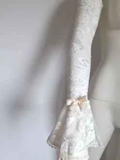 Handschuhe^Sally Jones Armstulpen aus Spitze ISABELLA von schwarz oder elfenbein