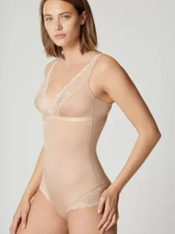 Alle Bodys^Maison Lejaby Body SHADE mit Spitze uni von beige mit Blumenspitze