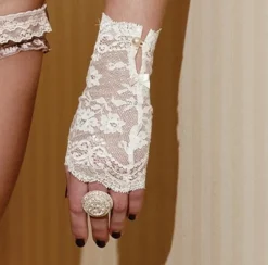 Handschuhe^Sally Jones Handschuhe aus Spitze NATASHA von schwarz oder elfenbein