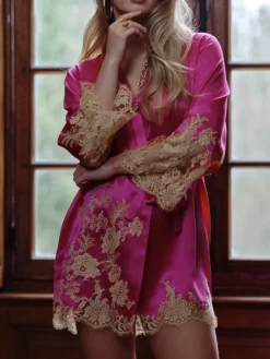 Morgenmantel Kurz|Morgenmantel Aus Satin^Marjolaine Kimono VICTORIA in pink mit Spitze von pink mit goldener Spitze