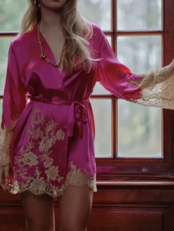Morgenmantel Kurz|Morgenmantel Aus Satin^Marjolaine Kimono VICTORIA in pink mit Spitze von pink mit goldener Spitze