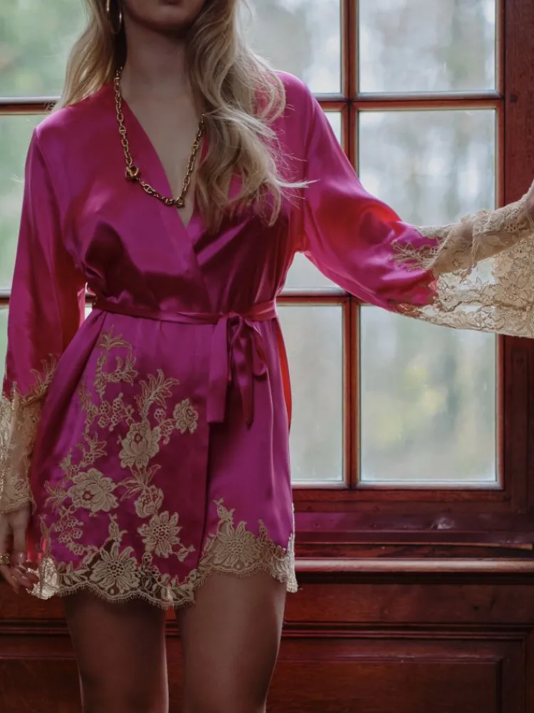 Morgenmantel Kurz|Morgenmantel Aus Satin^Marjolaine Kimono VICTORIA in pink mit Spitze von pink mit goldener Spitze