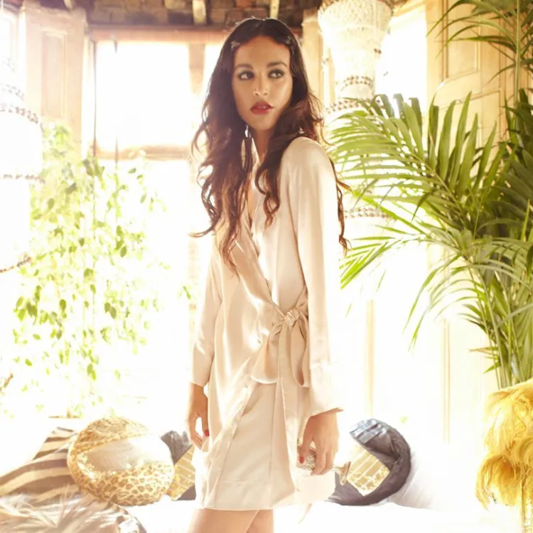 Morgenmantel Kurz|Morgenmantel Mit Seide^Shell Belle Couture Kurze Seidenrobe SHELL WRAP ROBE von