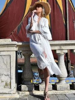 Strandkleider & Sommerkleider|Kaftan, Tunika & Pareo^Chiara Fiorini Langes Mantelkleid mit Stickerei PANNA von Stickerei in weiß auf weißem Grund