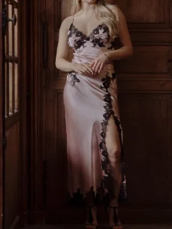 Alle Negligés|Seidenneglige^Marjolaine Langes Stretchseidennachthemd VELVET mit Spitze von in rot oder rosa/schwarz