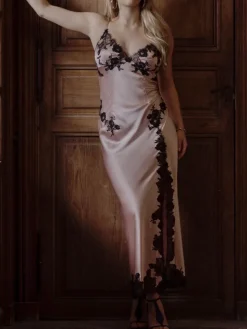 Alle Negligés|Seidenneglige^Marjolaine Langes Stretchseidennachthemd VELVET mit Spitze von in rot oder rosa/schwarz