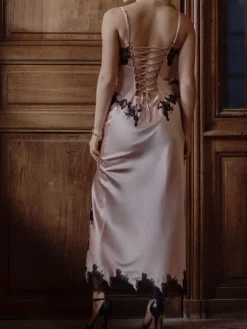 Alle Negligés|Seidenneglige^Marjolaine Langes Stretchseidennachthemd VELVET mit Spitze von in rot oder rosa/schwarz