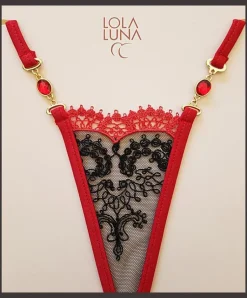 Alle Strings^Lola Luna LAST PIECE Mikrostring CHLOE MICRO rot-schwarz XL rot mit schwarz und gold mit Strass Schmuckelementen