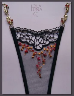 Alle Strings^Lola Luna String JULIETTE CLOSED Größe L schwarz-rost schwarz mit rot-oranger Blüte und bunten Strass-Kristallen