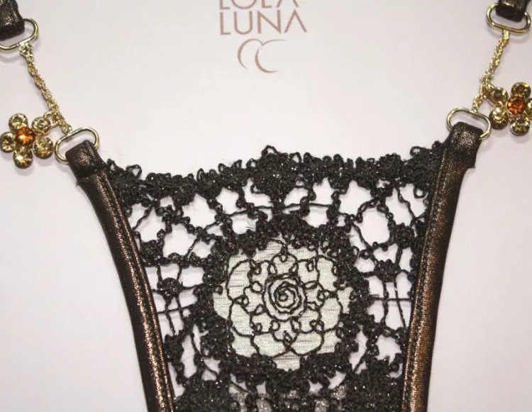 Alle Strings^Lola Luna String VARNA CLOSED gold-schoko schoko mit gold und citrin-gelben Strass- Kristallen