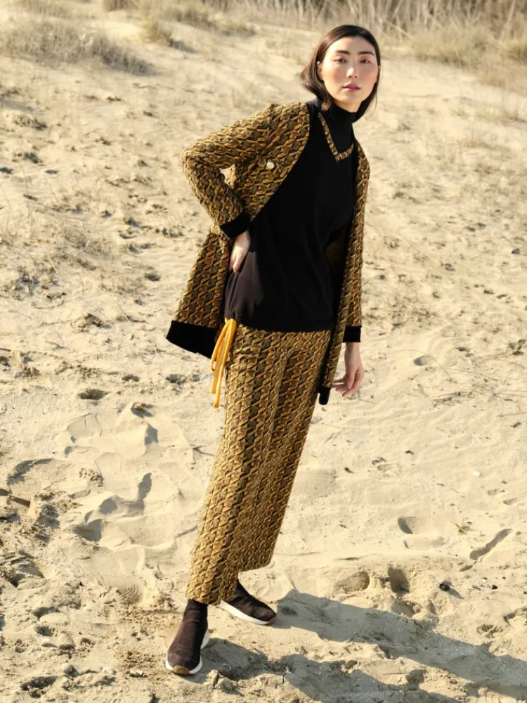 Freizeit- & Reisekleidung|Lounge-Wear^Chiara Fiorini Lounge Set ZAFFERANO mit Velourhose schwarz-gelb von safrangelb mit schwarz kombiniert