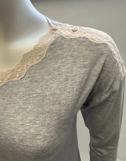 Edle Nachthemden^Paladini Modal Nachthemd ALGHERO nur noch in grau von hellgrau mit cremefarbener Spitze