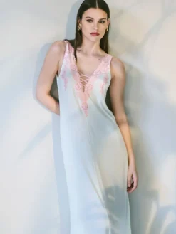 Edle Nachthemden^Verdiani Modal Neglige lang GERMOGLIO No. 2 zartgrün von zartgrün mit rosa Spitze