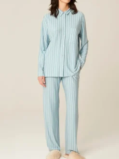 Feine Pyjamas^Pluto Modal Pyjama HENDIE hellblau weiß-gestreift von hellblau mit weißen Streifen