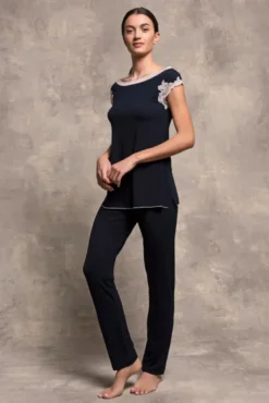 Feine Pyjamas^Paladini Modal Pyjama POMPELMO in blau mit Spitze von dunkelblau mit grau