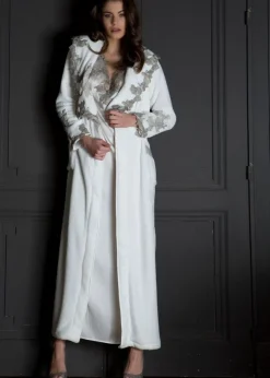 Bademantel|Lounge-Wear^Marjolaine Plüsch-Hausmantel DELICATE naturel / grau von natur-weiß mit kies-grauer Spitze