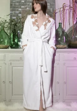 Bademantel|Hausmantel (Warm)^Marjolaine Plüsch-Hausmantel NEIGE mit Spitze champagner-weiß oder kirschrot mit Spitze