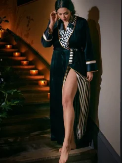 Lounge-Wear|Morgenmantel Lang^Marjolaine Samt Morgenmantel LUTHER schwarz gold mit Seide von schwarz weiß mit goldenen Details