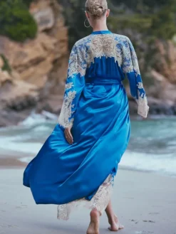 Morgenmantel Lang|Morgenmantel Aus Satin^Marjolaine Seide Morgenmantel lang APPOLINE in azurblau mit Spitze azurblau mit cremefarbener Spitze