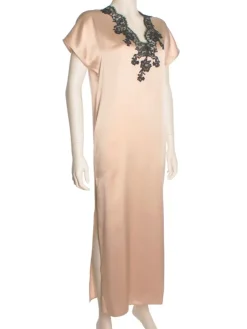 Seidenneglige|Seidennachthemd^Marjolaine Seide Nachtkleid FLAVIA lang mit Caudry Spitze von goldsand beige mit schwarzer Spitze