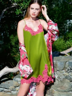Alle Negligés|Seidenneglige^Chiara Fiorini Seide Neglige OLIV mit Spitze von olivgrün mit fuchsia pinker Spitze