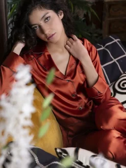 Seidenpyjama^Marjolaine Seidenpyjama NOANE BICOLORE von ziegelrot oder dunkel olivgrün mit Zierbiesen