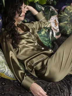 Seidenpyjama^Marjolaine Seidenpyjama NOANE BICOLORE von ziegelrot oder dunkel olivgrün mit Zierbiesen