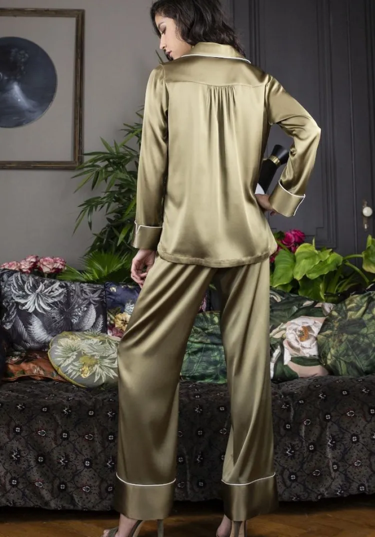 Seidenpyjama^Marjolaine Seidenpyjama NOANE BICOLORE von ziegelrot oder dunkel olivgrün mit Zierbiesen