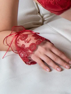 Handschuhe^Ambra Spitze Arm-Stulpen BOUQUET DE FLEURS von in rot oder schwarz