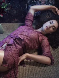 Morgenmantel Kurz|Morgenmantel Mit Spitze^Escora Spitze Morgenmantel JOSEPHINE von schwarz oder altrosa