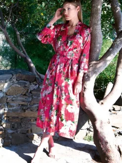 Lounge-Wear|Exquisite Morgenmäntel^Chiara Fiorini Viscose Morgenmantel FLOWERS No. 3 pink-grün von grün und rosa Druck auf fuchsia pinkem Hintergrund