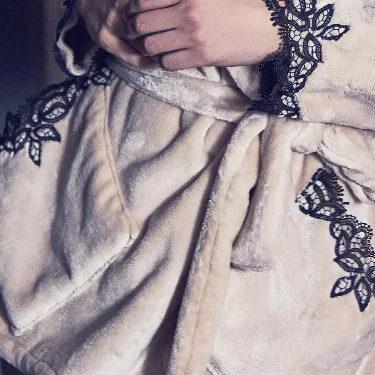 Bademantel|Lounge-Wear^Marjolaine Warmer Hausmantel FREDA lang mit Spitze